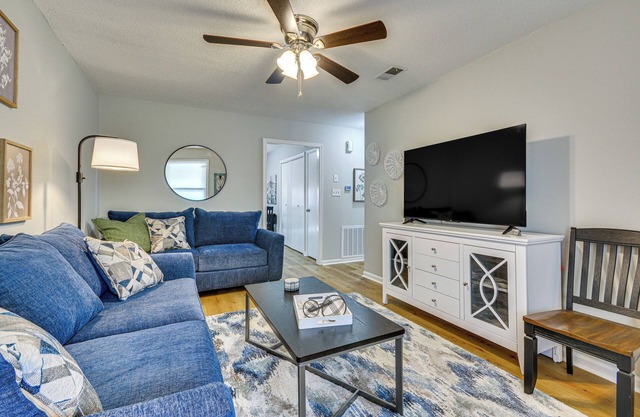 High Point Townhome w/Patio, 1 Mi to Main Street!