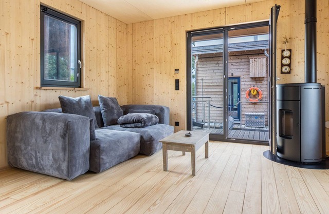 High-quality, comfortable houseboat Diva