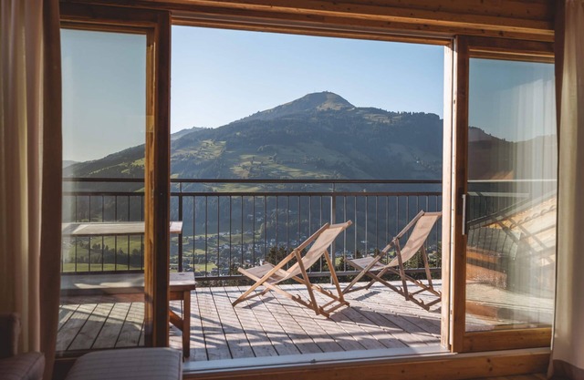 High-quality lodge with private sauna and dream view right on the ski slope