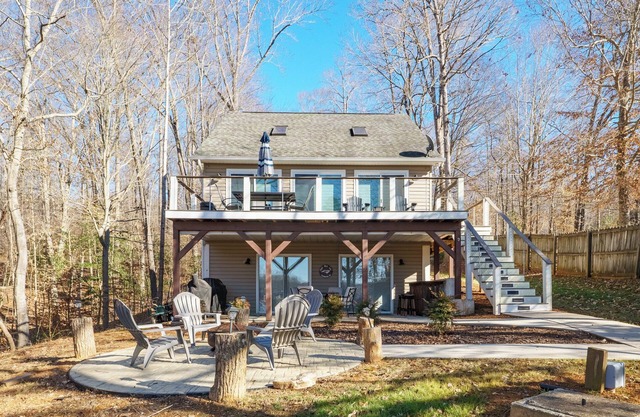 "High Rock Haven 3bed/3 bath home High Rock Lake Games room, Hot Tub, 2 lounges
