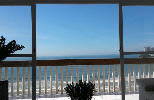 High standard apartment, balcony facing the sea, Pitangueiras Beach.