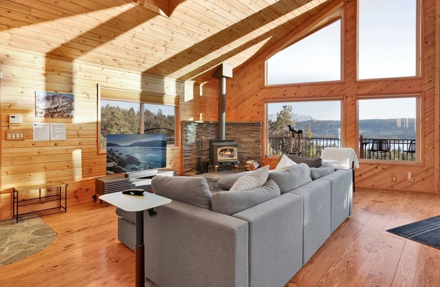 High-Top Lakeview Chateau | Relaxing Modern Fawnskin Retreat