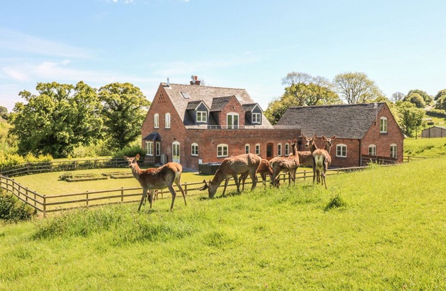 HIGHCROFT, pet friendly, with hot tub in Turnditch