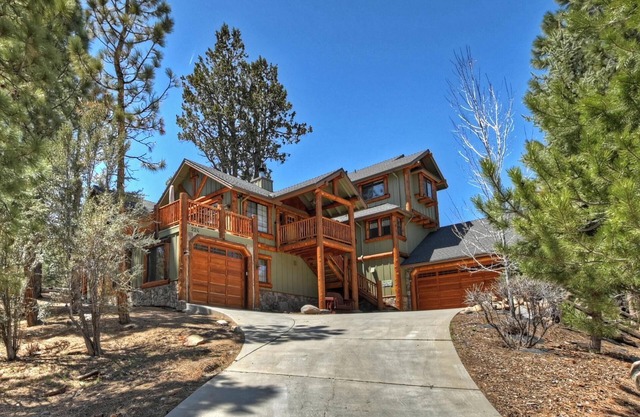 Highland Manor by Destination Big Bear : Luxury Log Estate in Eagle Mountain! Movie Theater/Game Room!
