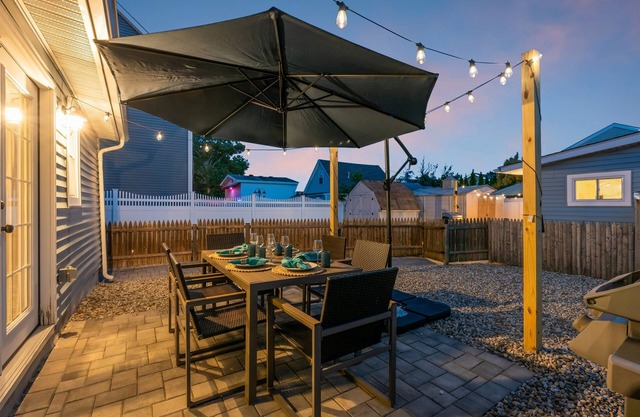 Highly Rated Beach House 3.5 Blocks to Beach & Main St. | 6 Badges, Grill, Patio
