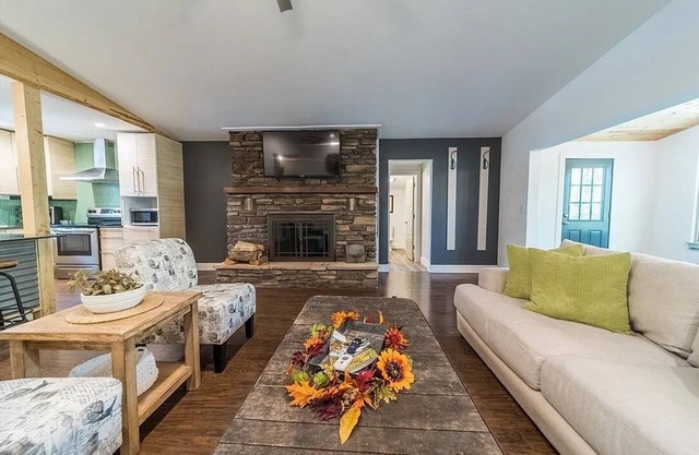 Hike & Bike Bleu- Pet friendly, 2BR 2.5 Bath house