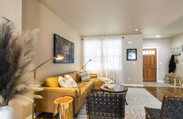 Hiker`s Hideaway 3 bdrm townhome, spacious layout & cozy modern mountain design
