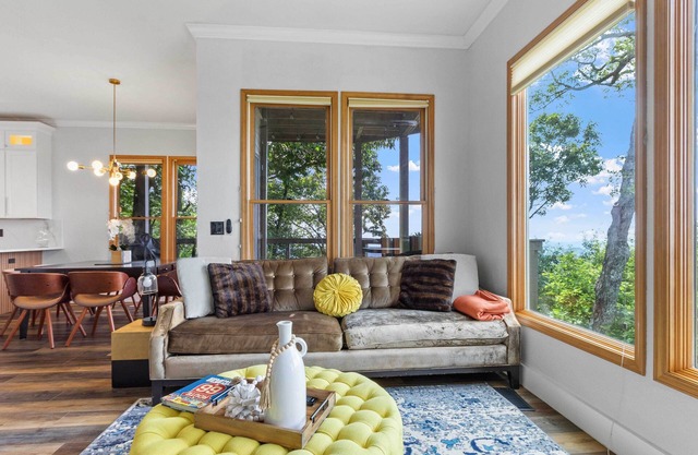 Hiking On-Site: Mtn-View Burnsville Condo!