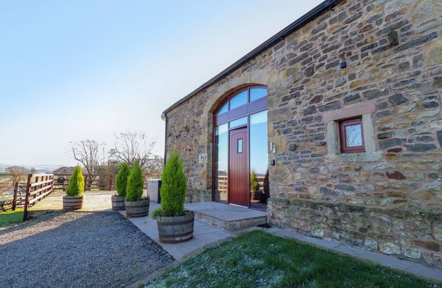 HILL BROOK BARN, family friendly, with hot tub in Chatburn