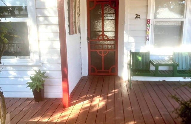 Hill Cottage, comfortable pet friendly home away from home