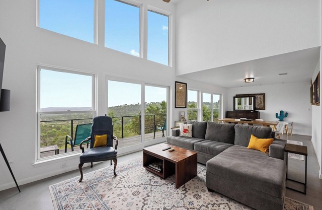 Hill Country Oasis, Pickleball court & Views of Rolling Hills!