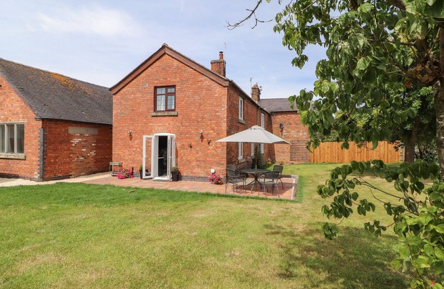 HILL FARM, pet friendly, character holiday cottage in Wrenbury