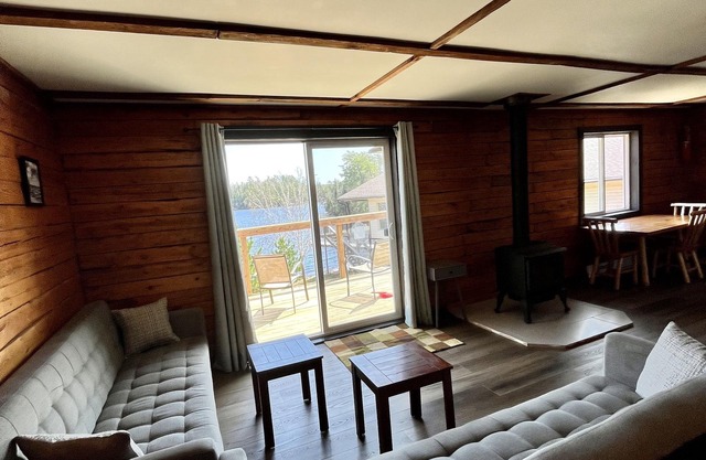 Hill Top Cabin with Stunning Lake View shared Hot tub and Sauna!