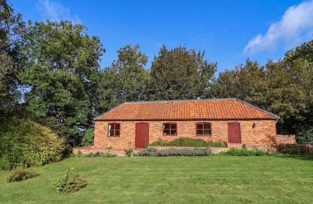 HILL TOP COTTAGE, with a garden in Welbourn