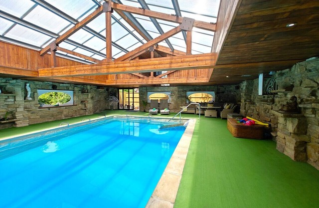 Hill Top - Three Bedroom House, Sleeps 6
