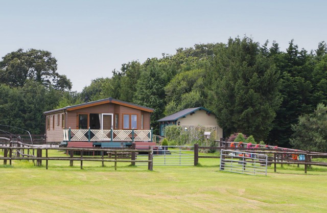 HILL VIEW, LILAC LODGE, family friendly, with a garden in Wareham