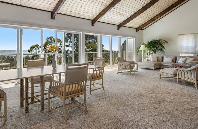 Hillcrest Terrace - Quiet Luxury with Bay Views