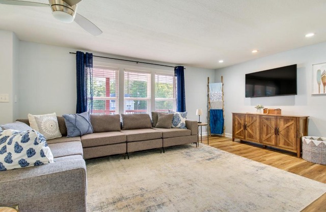 Hillsboro Hideaway with Private Hot Tub and Bunkhouse!