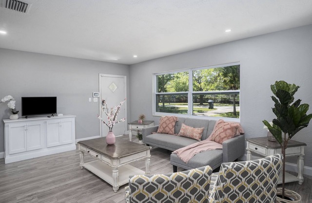 Hillsborough River Unit B- Central to everything in Tampa