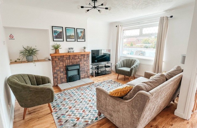 Hillsborough spacious house, garden & parking by StayByNumbers