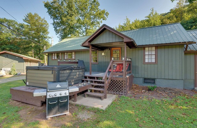 Hillsgrove Cabin w/Private Hot Tub!