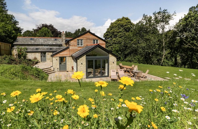 HILLSIDE COTTAGE, pet friendly, with hot tub in Shaftesbury