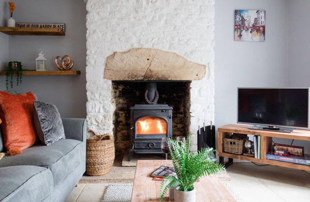Hillside Cottage - sleeps 5 guests in 3 bedrooms