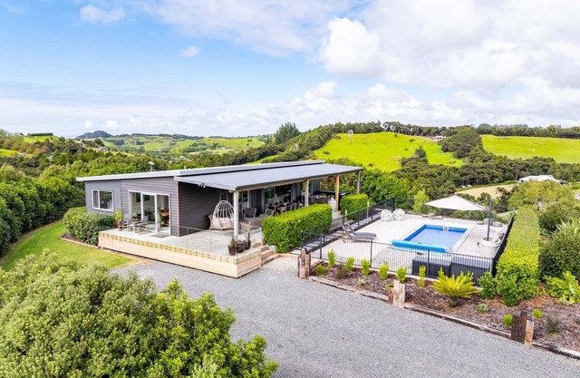 Hillside Haven - Stylish, sunny holiday home with pool and spa in beautiful rural setting