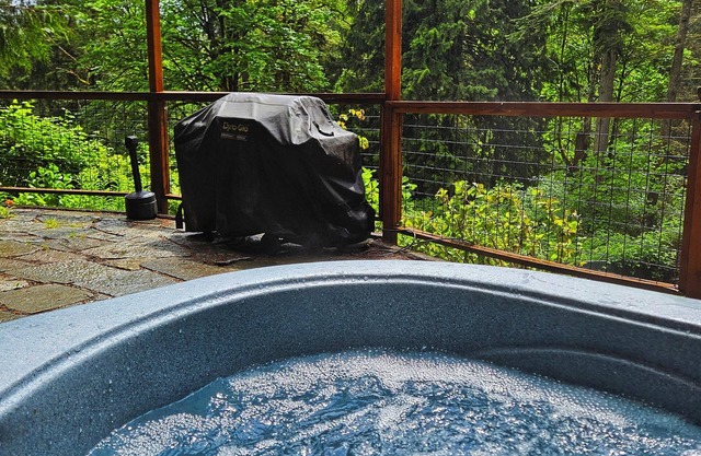 Hillside Hideaway + Firepit + Hot tub