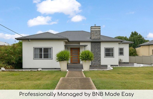 Hillside House - Newly Renovated 1950s Home, Pets