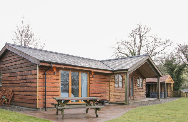 HILLSIDE LODGE, pet friendly, with hot tub in Ludlow