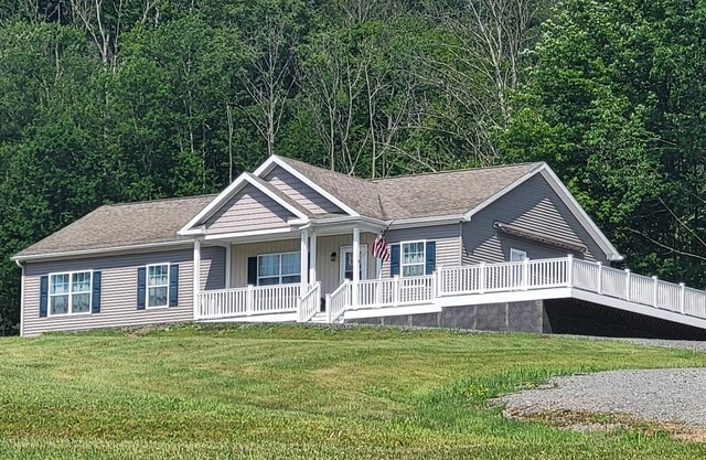 Hillside Relaxation in Endless Mountains. Minutes from Tioga Downs. Sleeps 8