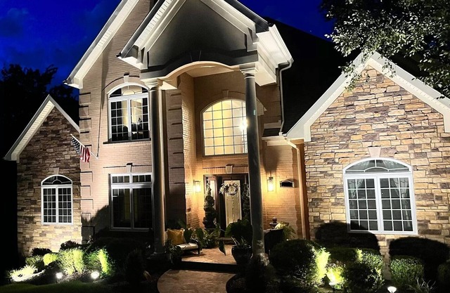 Hillside Retreat Paradise. Sleeps 16+. Awesome game room, hot tub & pool.