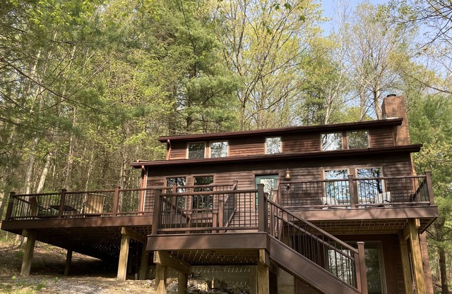 Hillside Timber Cabin - wooded area, close to Conesus Lake