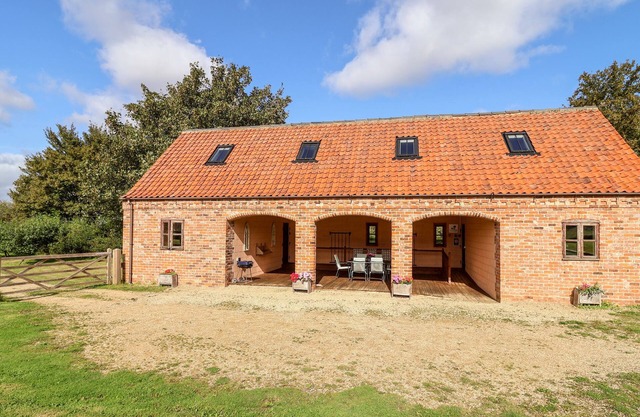 HILLTOP BARN, pet friendly, character holiday cottage in Welbourn