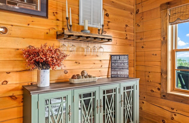 Hilltop Cabin - HotTub, Game Room & Great View