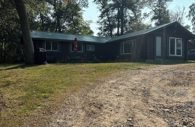 Hilltop Chalet: Cozy log cabin retreat in beautiful Breezy Point, w/WiFi