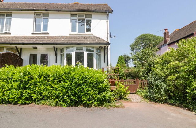 HILLTOP, family friendly, character holiday cottage in Stoke Gabriel