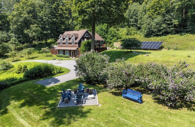 Hilltop Home on 10 acres w/hot tub, fire-pit + solar