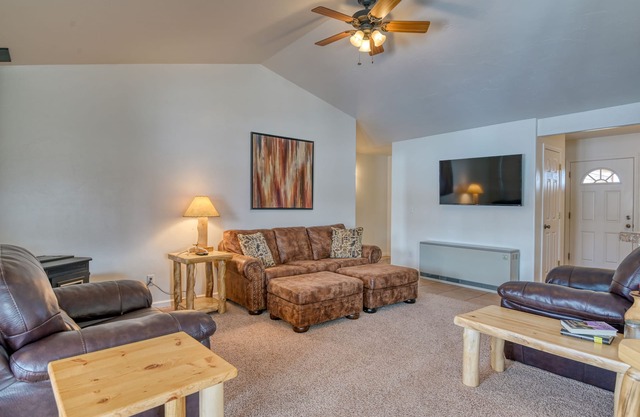 Hilltop Home w/Great Mountain Views, Back Porch, WiFi, W/D & Attached Garage