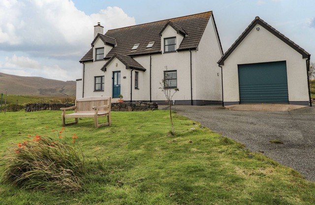 HILLTOP HOUSE, pet friendly, character holiday cottage in Staffin