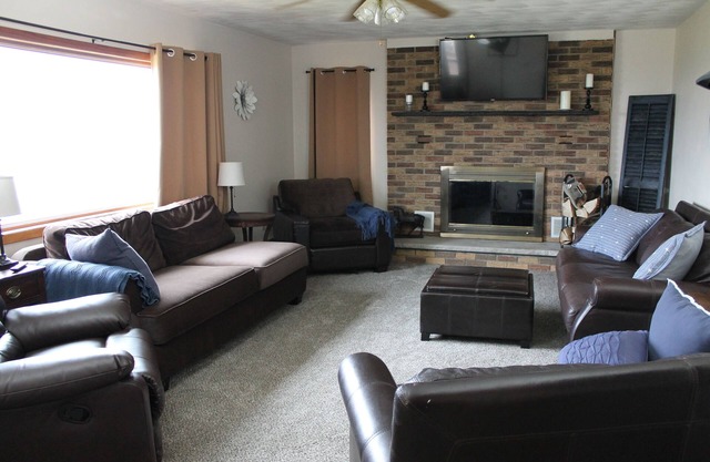 Hilltop Million $ View! Fireplace, Hot Tub, Pool Table, Clean, Cozy, Full Equip