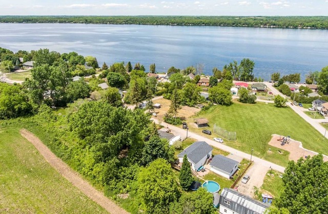 Hilltop Shack with hot tub & sauna on Sturgeon Lake