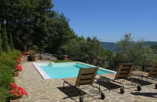 Hilltop villa in Cortona with private swimming pool