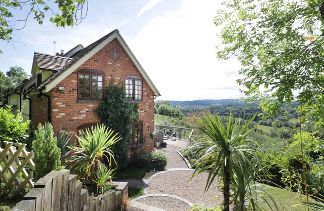HILLVIEW COTTAGE, family friendly, with open fire in Knightwick