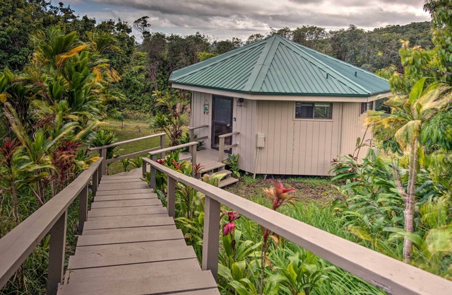 Hilo Couples Retreat ~ 6 Miles to Honoli'i Beach!