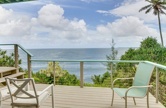 Hilo Home w/Private Deck + Stunning Ocean Views!