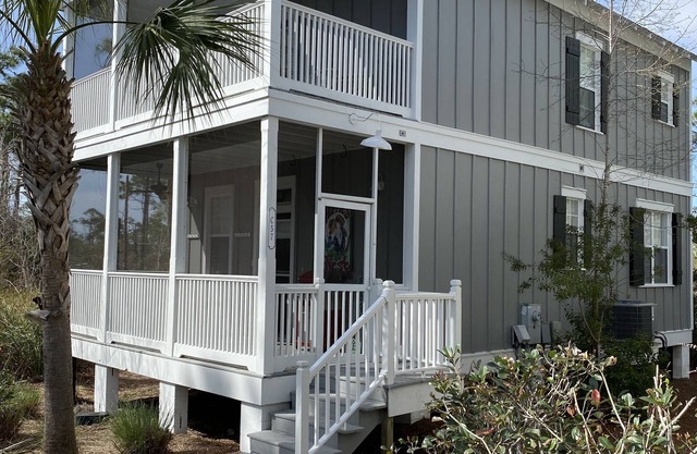 "Hippies Nest" is a 3 bed,3.5 bath home in a gated community with 2 shared pools