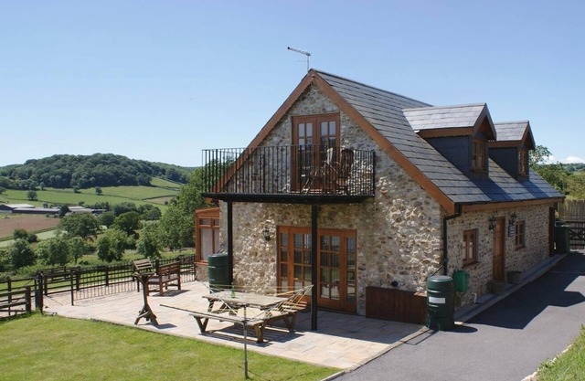HISCOX COTTAGE, pet friendly, with a garden in Southleigh