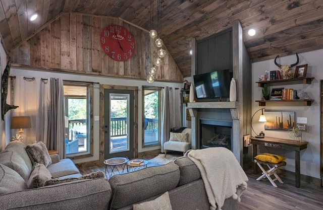 Historic 2 BR Cabin w Hot Tub near Buffalo River!